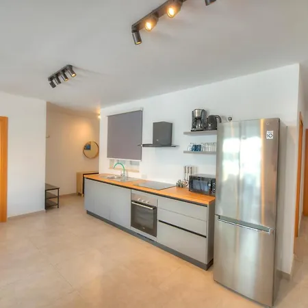 Spacious & Tastefully Furnished 3 Bedrooms Rcut1-1 Appartement *