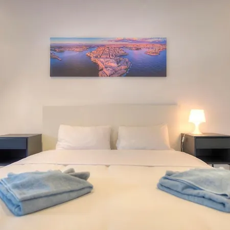 Spacious & Tastefully Furnished 3 Bedrooms Rcut1-1