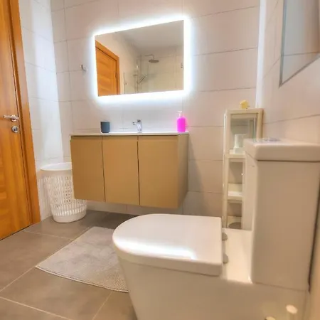 Spacious & Tastefully Furnished 3 Bedrooms Rcut1-1