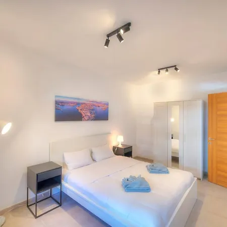 Spacious & Tastefully Furnished 3 Bedrooms Rcut1-1 Appartement *