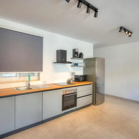 Spacious & Tastefully Furnished 3 Bedrooms Rcut1-1 Appartement