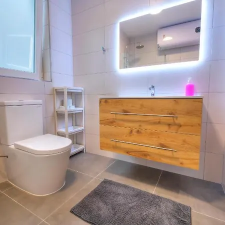 Spacious & Tastefully Furnished 3 Bedrooms Rcut1-1