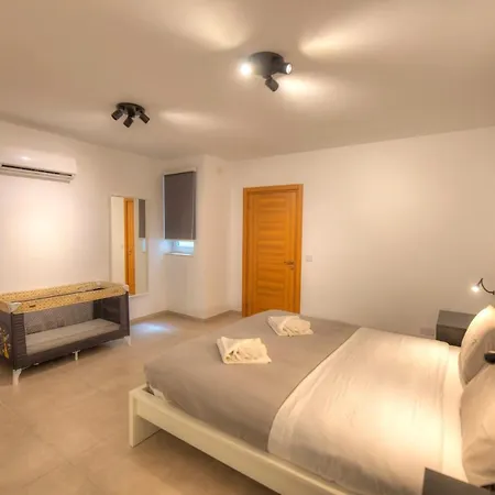 Spacious & Tastefully Furnished 3 Bedrooms Rcut1-1 *