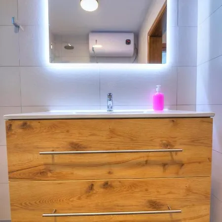 Spacious & Tastefully Furnished 3 Bedrooms Rcut1-1