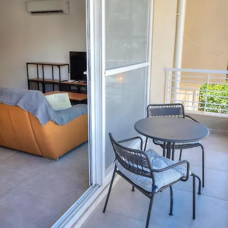 Spacious & Tastefully Furnished 3 Bedrooms Rcut1-1 *